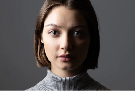 Woman in a portrait photoshoot lighting condition