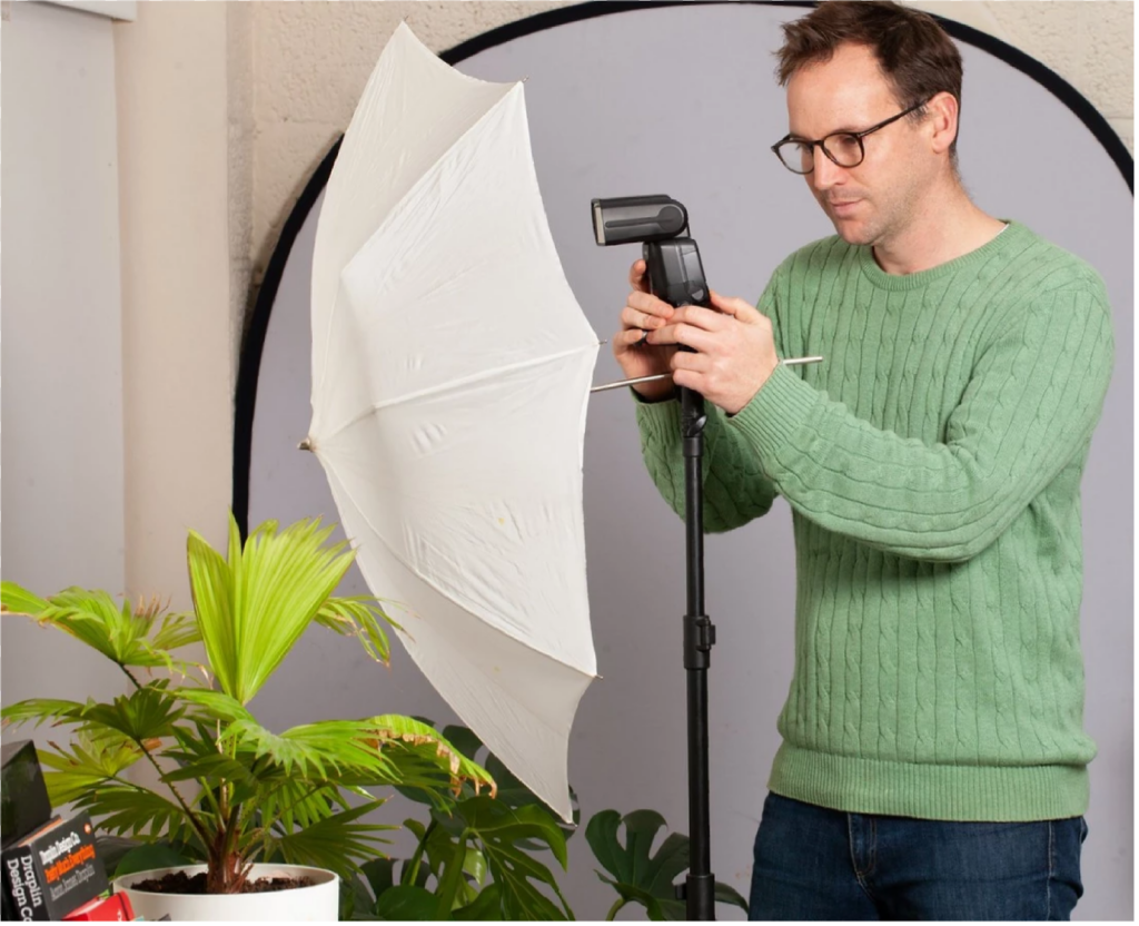 Man using a speedlite flash