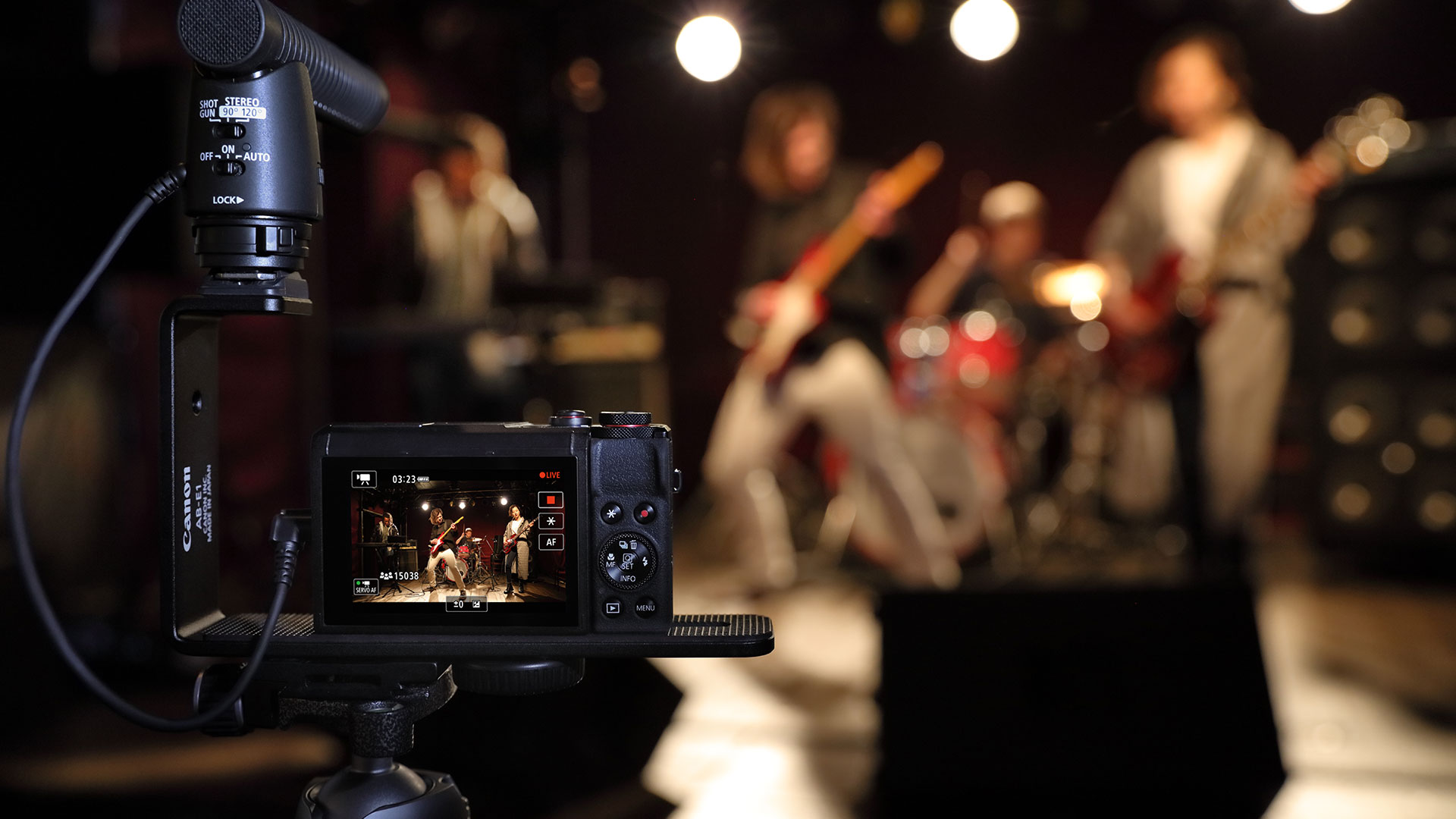 PowerShot G7 X Mark III Shooting a band playing